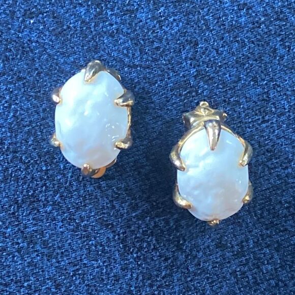 Vintage Milk Glass White Boulders Held by Golden Claws Clip On Earrings - Picture 5 of 15